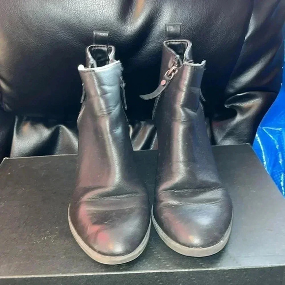 Black booties Size 6.5 Ankle boots - Picture 1 of 5